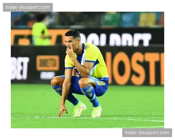 特写：柏林联老将伤愈回归替补登场，接受全场球迷起立鼓掌